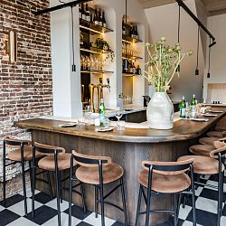 Studio-Bower-SOMM-Bistro-a-vin-03-1755162499.jpg