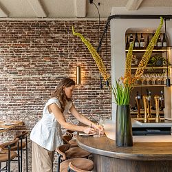 Studio-Bower-SOMM-Bistro-a-vin-10-1-1755162498.jpg