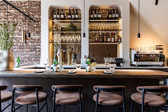 Studio-Bower-SOMM-Bistro-a-vin-01-1755162410.jpg